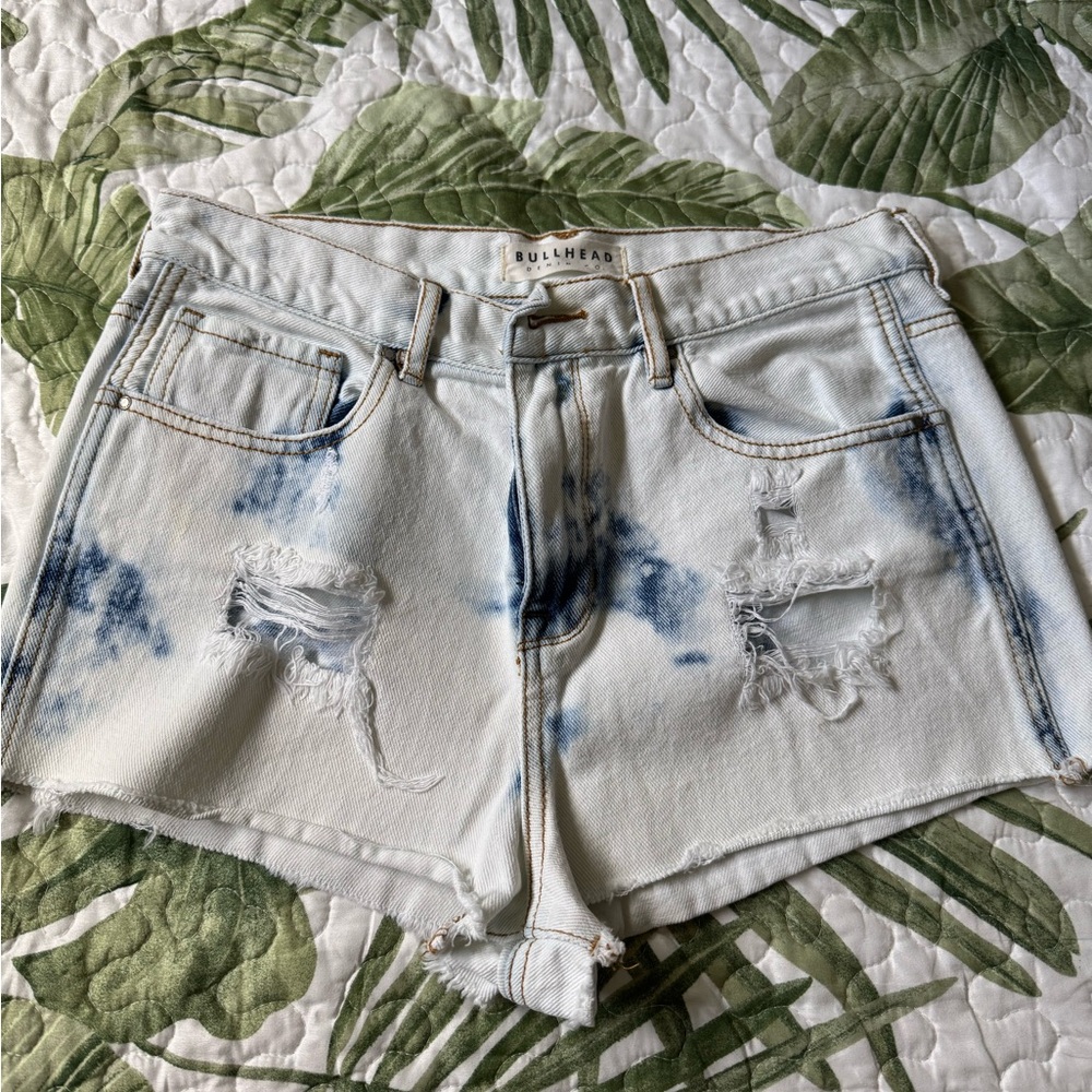 Bullhead Women's Light Wash Distressed Jean Shorts